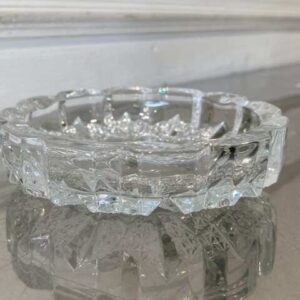 厚实的圆形水晶烟灰缸。