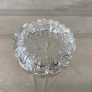 厚实的圆形水晶烟灰缸。