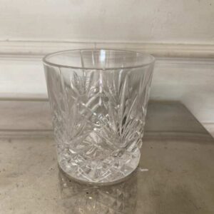 日本豪雅水晶出品的短款切割水晶威士忌酒杯。