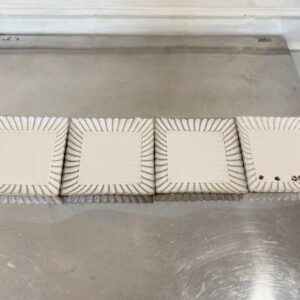 一组带有条纹图案的白色陶瓷容器