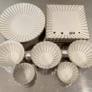 一组带有条纹图案的白色陶瓷容器