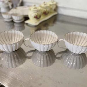 一组带有条纹图案的白色陶瓷容器