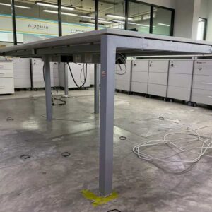 四人座工作台，灰色钢制桌腿，带电源插座。