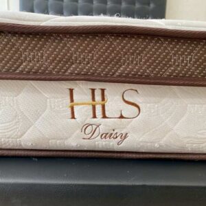 5英尺黑色皮革床架，带纽扣绗缝。包含一张5英尺HLS DAISY床垫，厚度为9英寸。