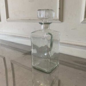 方形玻璃饮料瓶，设计经典。