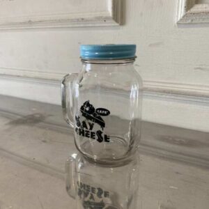 透明玻璃梅森罐，带把手和盖子。