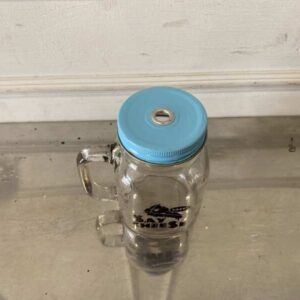 透明玻璃梅森罐，带把手和盖子。