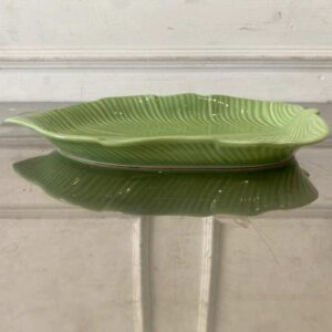 陶瓷盘，饰以绿色香蕉叶图案。