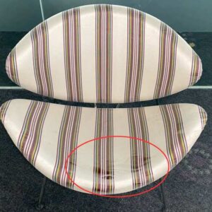金属椅腿，米色布艺椅面的客椅。