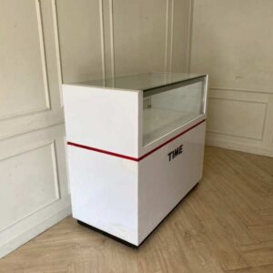 白色玻璃展示柜，红色边框