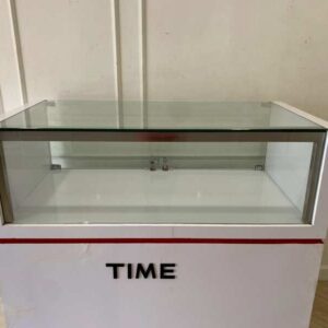 白色玻璃展示柜，红色边框
