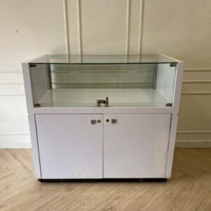 白色玻璃展示柜，红色边框