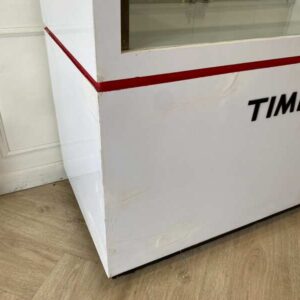 白色玻璃展示柜，红色边框