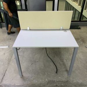 双人工作台，灰色钢制桌腿，米色隔板，带电源插座。