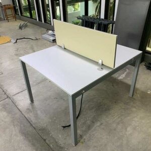 双人工作台，灰色钢制桌腿，米色隔板，带电源插座。