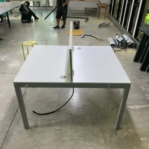 双人工作台，灰色钢制桌腿，米色隔板，带电源插座。