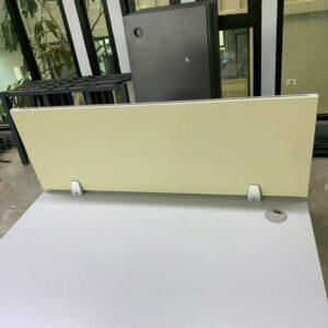 双人工作台，灰色钢制桌腿，米色隔板，带电源插座。