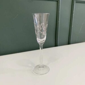 来自 Source Perrier 系列的水果形香槟杯，杯口饰有藤蔓图案，嵌套式设计。