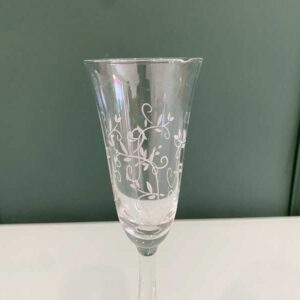 来自 Source Perrier 系列的水果形香槟杯，杯口饰有藤蔓图案，嵌套式设计。