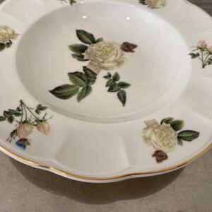 白色玫瑰图案金边陶瓷盘，优质陶瓷品牌，23 厘米。