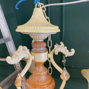 吊灯，玻璃吊灯，奶油色和橙色。