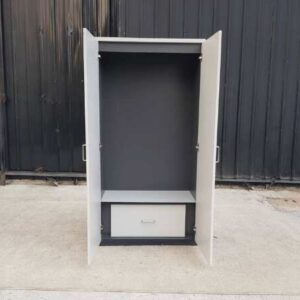 行政衣架，2 个门，浅灰色，内部 1 个抽屉。_IQ1VH7GHJ5_4WEJZLAVGI