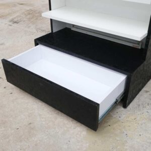 木质产品架，2面，每面3个架子，1个抽屉，黑色木框架，带三角形图案。_52XAM9MFQT