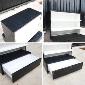 木质产品架，2面，每面3个架子，1个抽屉，黑色木框架，带三角形图案。_52XAM9MFQT