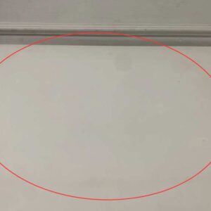 路易风格白色三抽屉木质床头柜。