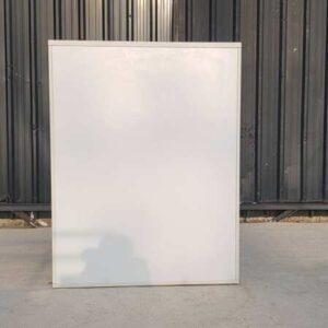 Moflex品牌白色双抽屉文件柜，带一个储物隔层。