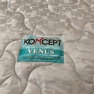 配有超级弹簧床垫的床，用乳胶加固，厚度 5 英尺 9 英寸，Koncept 品牌