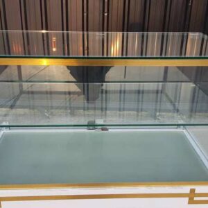 白色玻璃展示柜，双门设计，钢制支腿。