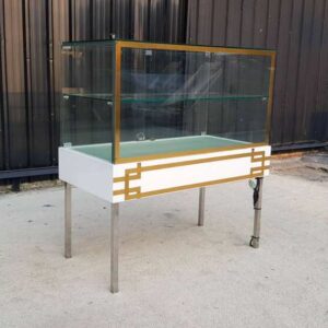 白色玻璃展示柜，双门设计，钢制支腿。
