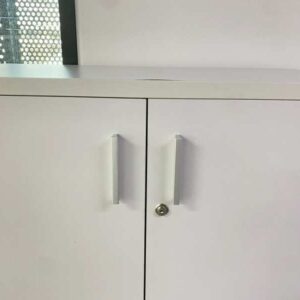 灰色双门高型文件柜。
