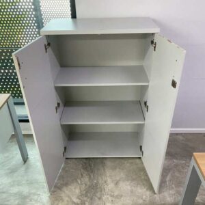 灰色双门高型文件柜。