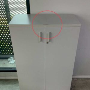 灰色双门高型文件柜。