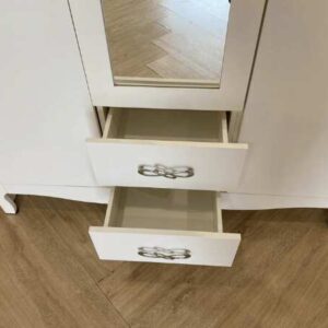 白色双门衣柜，带两个抽屉，Koncept品牌。