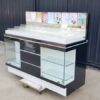 玻璃展示柜，黑色木质化妆品展示柜，配有两扇玻璃门和三扇木门。