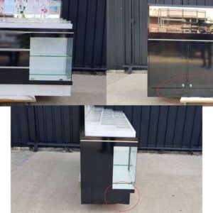 玻璃展示柜，黑色木质化妆品展示柜，配有两扇玻璃门和三扇木门。