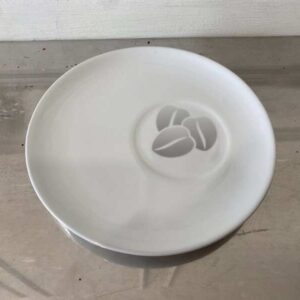 白色陶瓷杯垫，印有咖啡豆图案，Costa Coffee品牌。