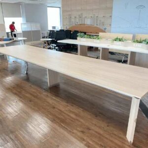 带电源板的会议桌 482 厘米