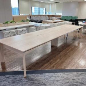 带电源板的会议桌 482 厘米
