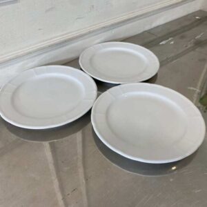 白色陶瓷餐盘，皇家瓷器品牌。