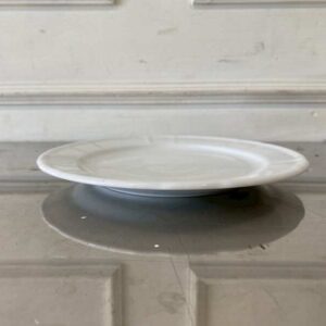 白色陶瓷餐盘，皇家瓷器品牌。