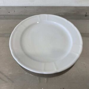 白色陶瓷餐盘，皇家瓷器品牌。