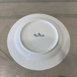 白色陶瓷餐盘，皇家瓷器品牌。