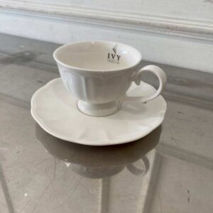 白色陶瓷咖啡杯碟套装。