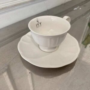 白色陶瓷咖啡杯碟套装。