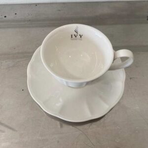 白色陶瓷咖啡杯碟套装。