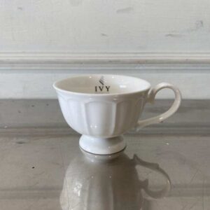 白色陶瓷咖啡杯碟套装。